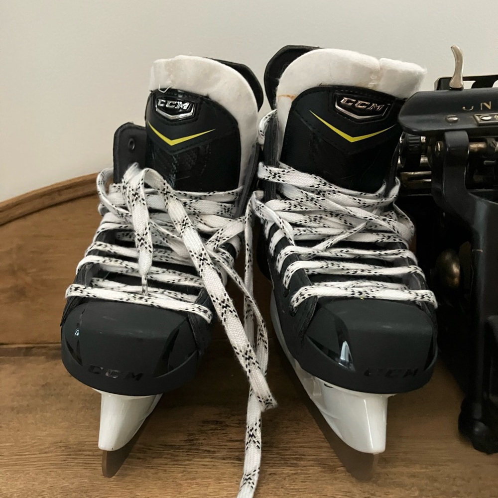 CCM Tacks 3052 Junior Hockey Skates Size 3